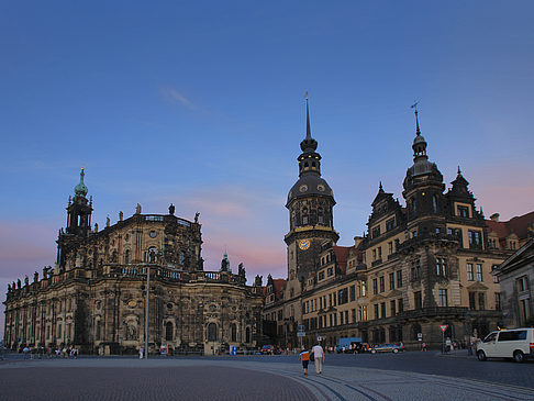 Foto Schloss und Hofkirche am Abend