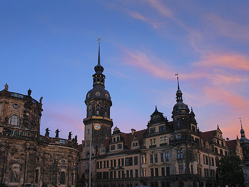 Schloss und Hofkirche am Abend