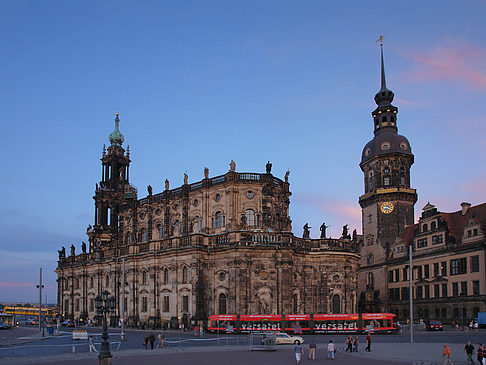 Schloss und Hofkirche am Abend Fotos