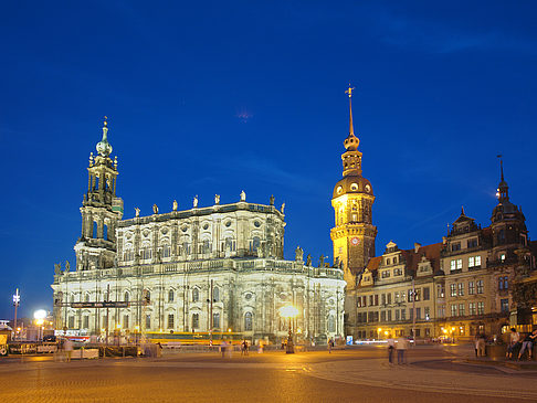 Schloss und Hofkirche nachts