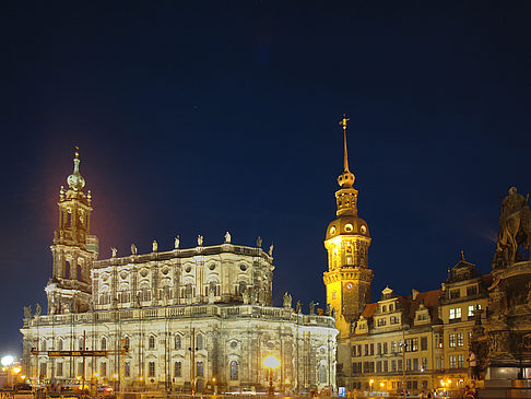 Schloss und Hofkirche nachts Fotos