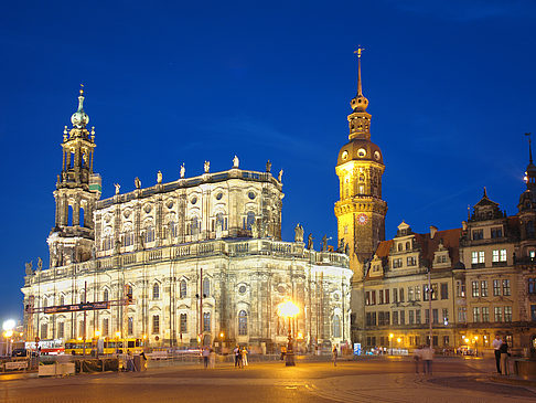 Foto Schloss und Hofkirche nachts