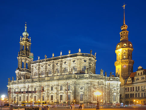 Foto Schloss und Hofkirche nachts