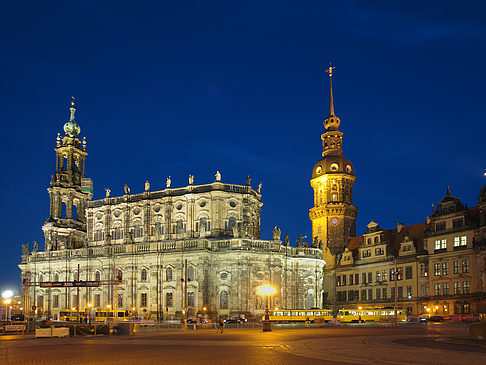 Schloss und Hofkirche nachts Fotos