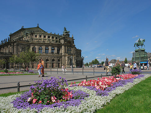 Semperoper mit Blumen Fotos