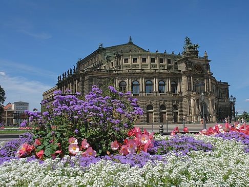 Semperoper mit Blumen