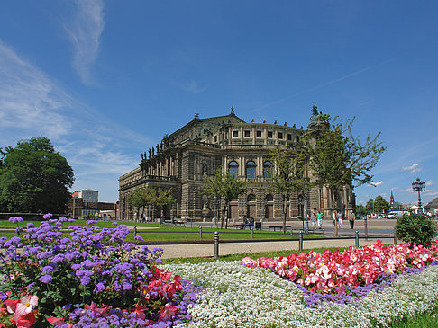 Semperoper mit Blumen Foto 
