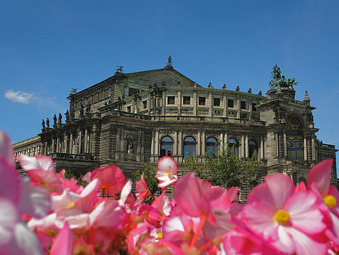 Semperoper mit Blumen Foto 