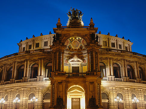Semperoper bei Nacht