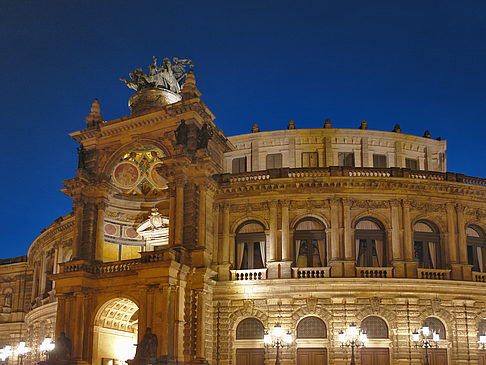 Semperoper bei Nacht