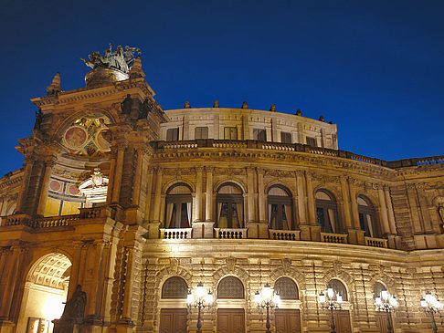 Semperoper bei Nacht