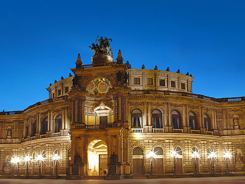 Semperoper bei Nacht