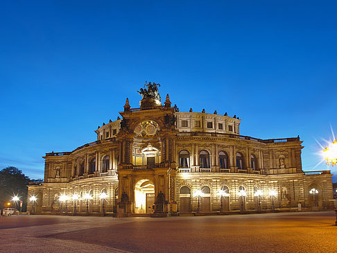 Semperoper bei Nacht Foto 
