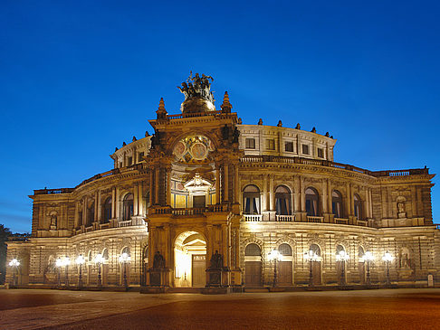 Semperoper bei Nacht Foto 