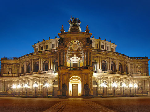 Semperoper bei Nacht Foto 