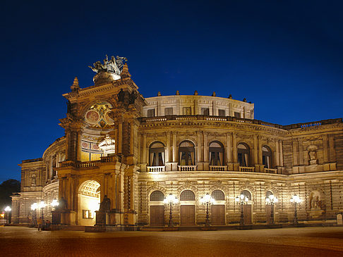 Semperoper bei Nacht Foto 