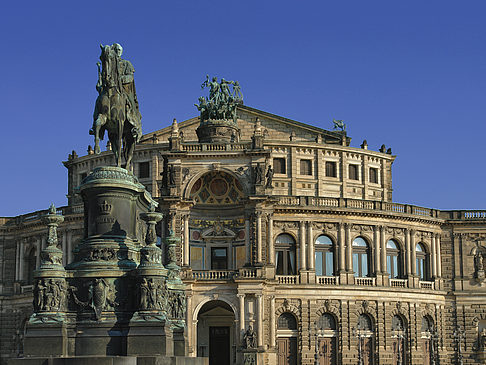 Semperoper mit Statue Fotos
