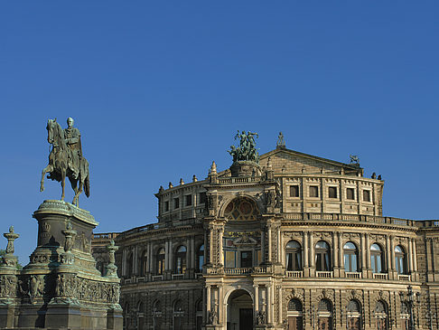 Foto Semperoper mit Statue - Dresden