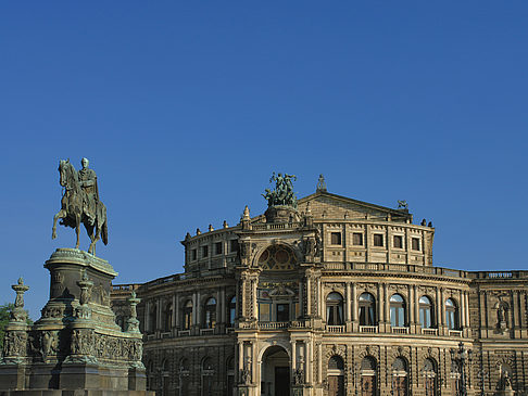 Semperoper mit Statue