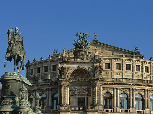 Semperoper mit Statue Fotos