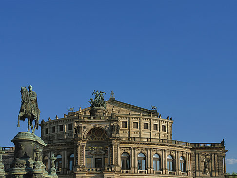 Fotos Semperoper mit Statue | Dresden