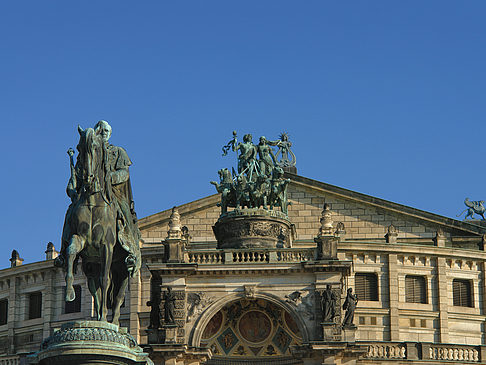Semperoper mit Statue Foto 