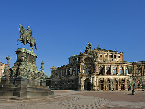 Semperoper mit Statue Foto 