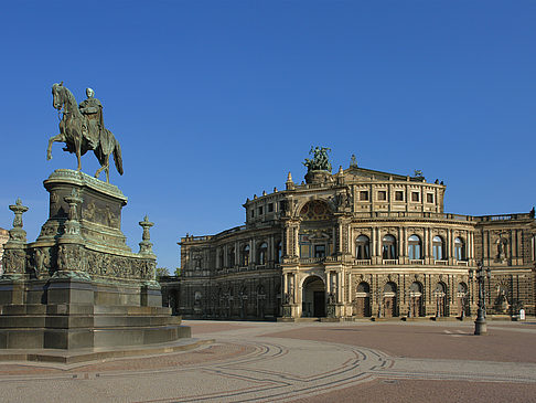 Foto Semperoper mit Statue - Dresden