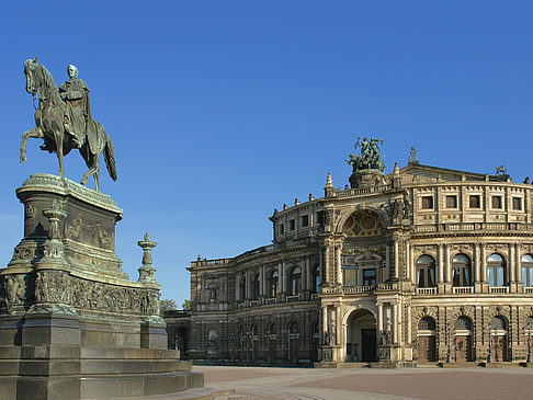 Foto Semperoper mit Statue - Dresden
