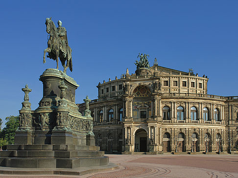 Semperoper mit Statue Fotos