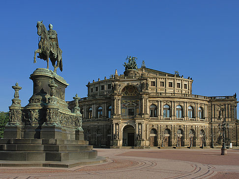 Fotos Semperoper mit Statue | Dresden