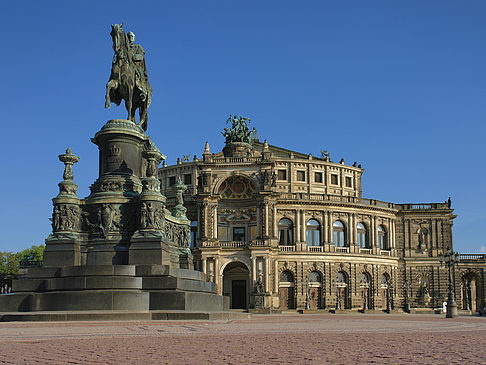 Semperoper mit Statue