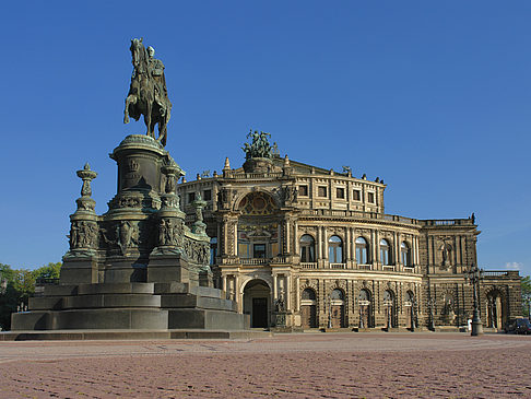 Foto Semperoper mit Statue - Dresden