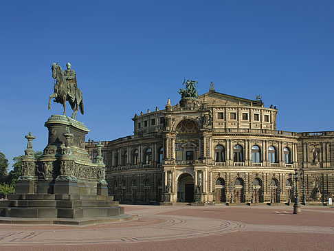 Fotos Semperoper mit Statue
