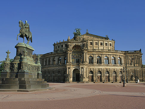 Fotos Semperoper mit Statue