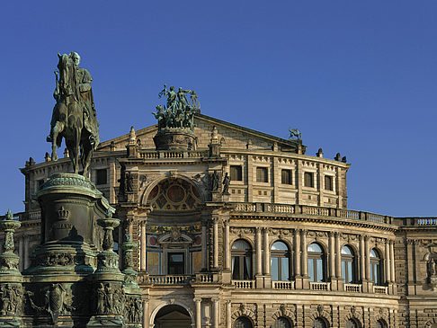 Semperoper mit Statue Foto 