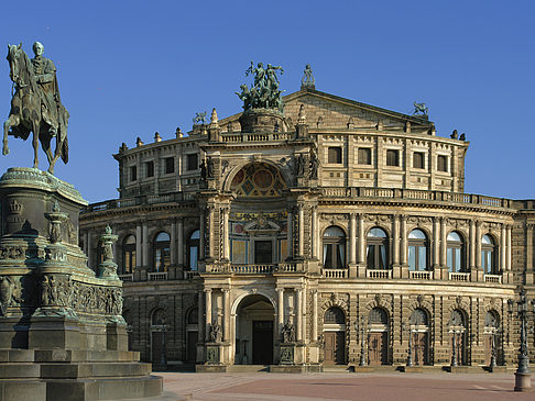 Fotos Semperoper mit Statue | Dresden