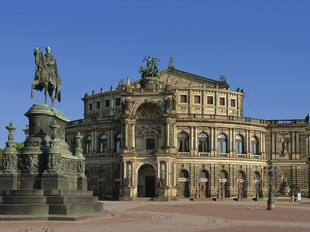 Semperoper mit Statue Foto 