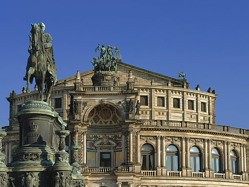 Fotos Semperoper mit Statue | Dresden