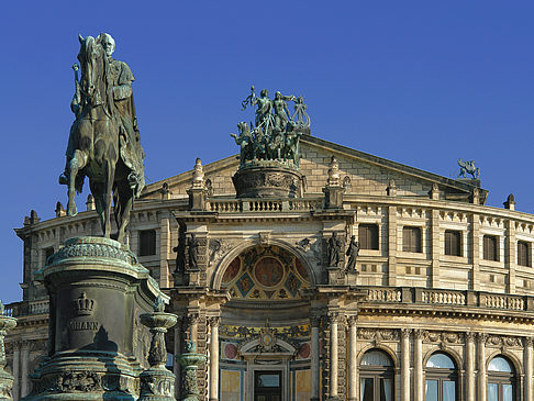 Foto Semperoper mit Statue - Dresden