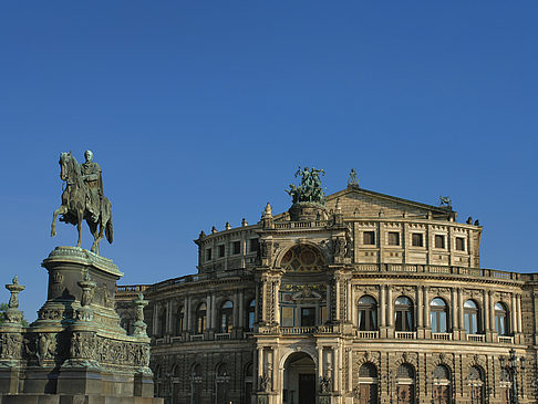 Fotos Semperoper mit Statue