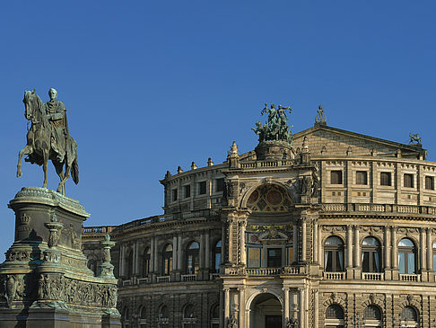 Foto Semperoper mit Statue - Dresden