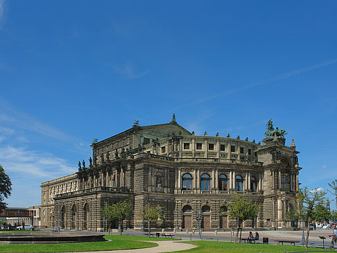 Semperoper mit Springbrunnen