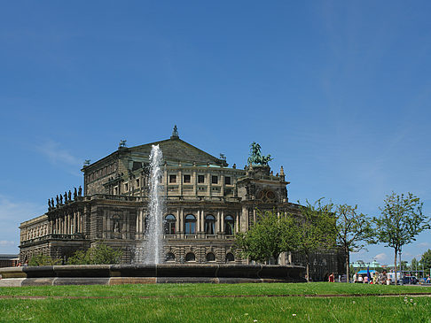 Semperoper mit Springbrunnen