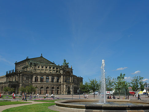 Fotos Semperoper mit Springbrunnen