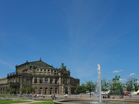 Semperoper mit Springbrunnen Foto 