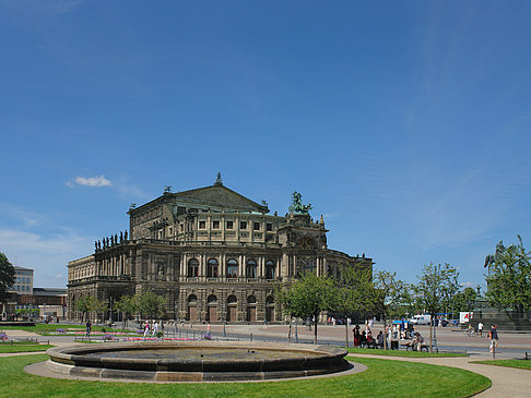 Semperoper mit Springbrunnen Fotos