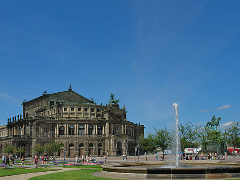 Semperoper mit Springbrunnen Foto 