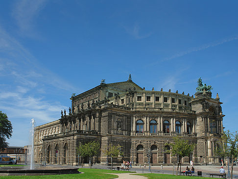 Fotos Semperoper mit Springbrunnen