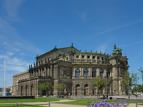 Fotos Semperoper mit Springbrunnen | Dresden